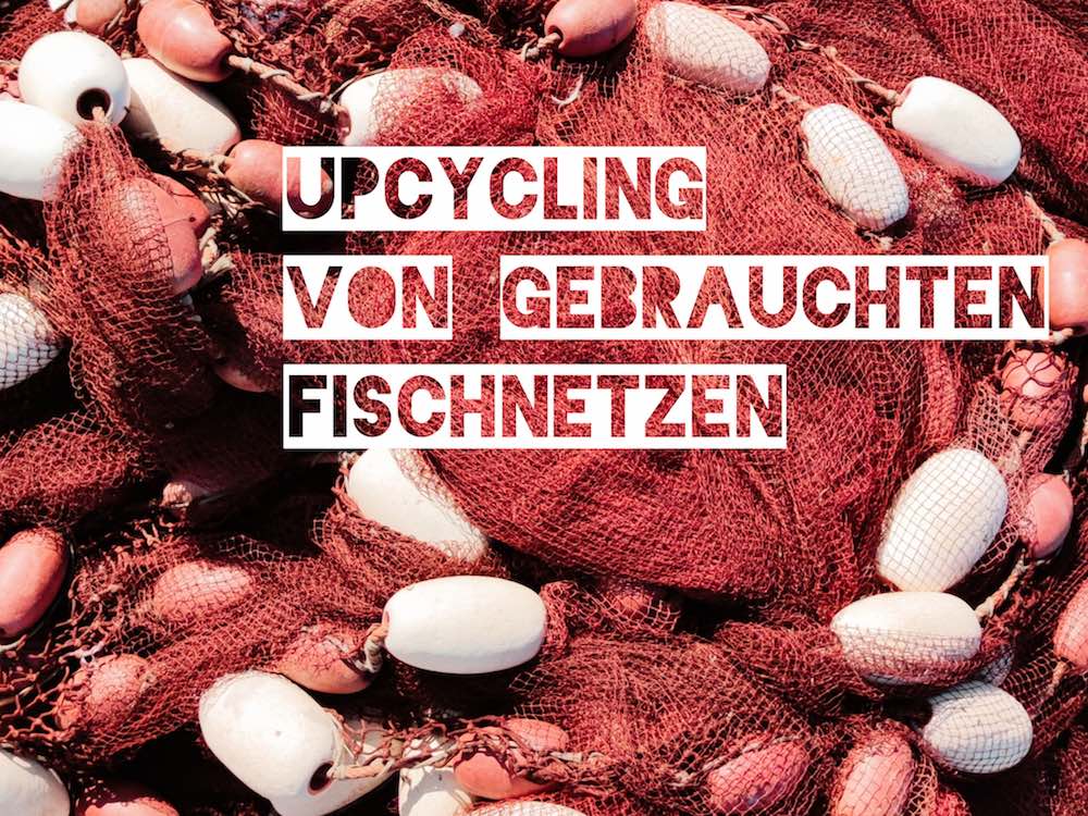Rote Fischernetze die zu einem nachhaltigen Schwamm upgecycelt werden. Text: Upcycling von gebrauchten Fischnetzen.